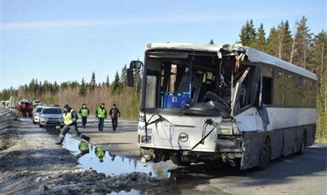 Автобус столкнулся с легковым автомобилем, погиб 1 человек