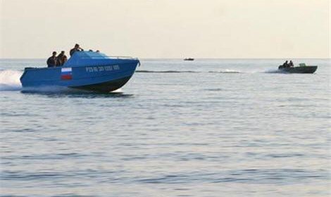 Во Владивостоке двое детей на самодельном плоту вышли в море