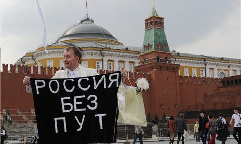 За лозунг «Россия без пут» на Красной площади задержан активист «Белой ленты»