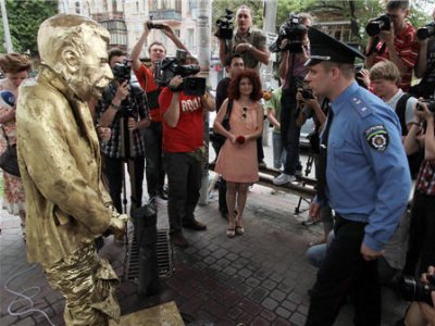 Националисты в Киеве и Львове установили памятники писающему Сталину