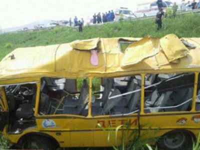 Микроавтобус со школьниками попал в аварию под Пятигорском в районе поселка ...