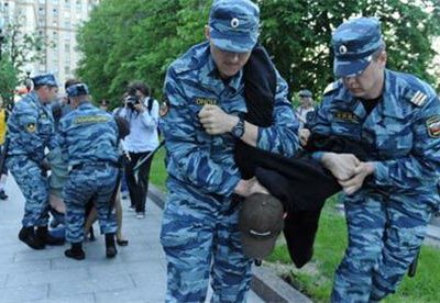 У станции метро «Баррикадная» в «лагере» оппозиции полиция задержала около 30 человек
