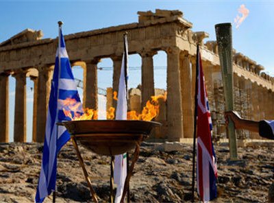 Эстафета Олимпийского огня финишировала на беломраморном стадионе «Панатинаикос»