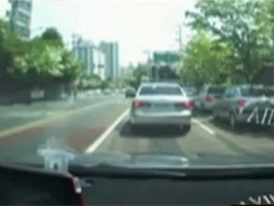Взбесившаяся машина стала причиной серии ДТП в Южной Корее (видео)
