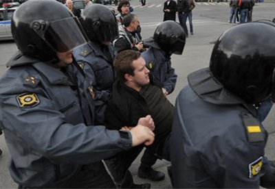Полиция задержала около 10 оппозиционеров в центре Москвы на Старом Арбате