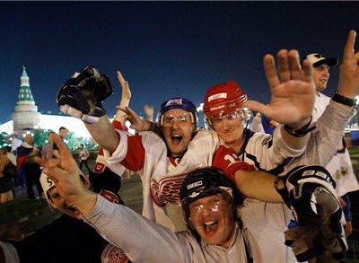 Болельщики сборной России по хоккею ожидают прилет команды после победы на чемпионате мира