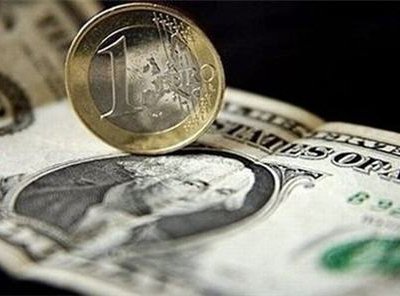 Курс евро снижается по отношению к доллару