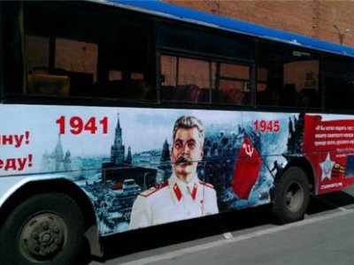 Автобус с портретом Сталина возит детей на различные культурные мероприятия столицы