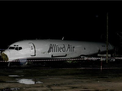 Грузовой самолет Boeing 727–200, совершая посадку врезался в микроавтобус с людьми
