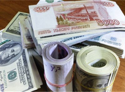 Доллар в среду упал ниже 33 рубля, евро ниже 41 рубля