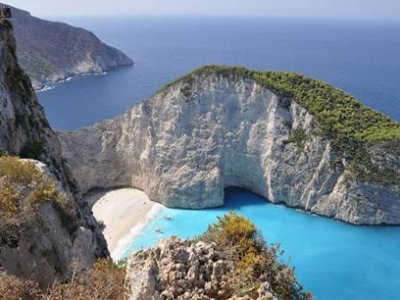 Турист-парашютист погиб в Греции на побережье знаменитого пляжа «Навагио»