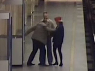 Мужчина намеренно столкнул работницу метро на рельсы (ВИДЕО)