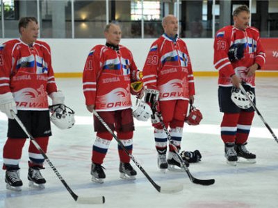Президенты России и Финляндии сыграли в хоккей