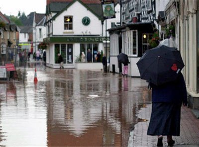 На севере Англии в результате сильных наводнений сотни людей покинули свои  ...
