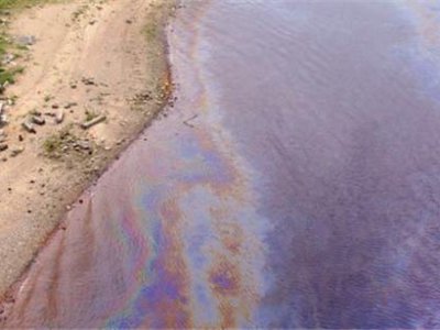 Нефтяное пятно длиной 5 км обнаружили лесничие на реке Ангара