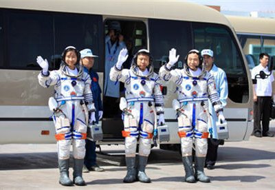 Сегодня вернулся на Землю экипаж космического корабля «Шэньчжоу-9»