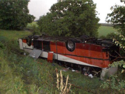 В Подмосковье на Пятницком шоссе пассажирский автобус упал в кювет