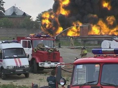 В Ангарске на нефтебазе в промзоне горит резервуар с нефтью (видео)