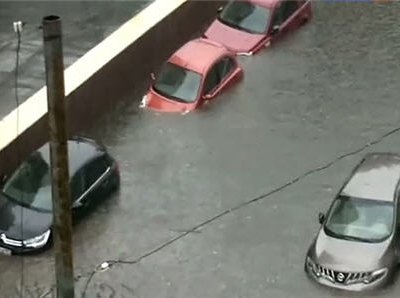 В результате сильной грозы с ливнем улицы в Москве оказались под водой