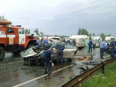 Микроавтобус лоб в лоб столкнулся с легковым автомобилем на трассе Киров