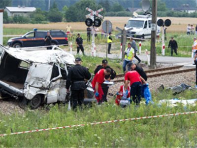 При столкновении поезда с микроавтобусом погибли 8 человек