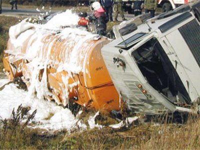 На Камчатке на автотрассе опрокинулся 20-тонный бензовоз, водитель погиб