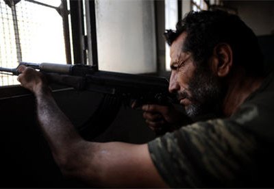 Боевики повстанческой группировки «Сирийская свободная армия» в городе Алеп ...