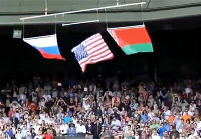 Американский флаг сорвался с флагштока во время награждения на Олимпиаде (ВИДЕО)
