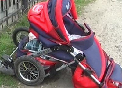 В Карасуке Новосибирской области пьяный водитель сбил коляску с двумя детьм ...
