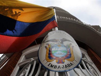 Британские полицейские вошли в здание посольства Эквадора, где укрывается А ...