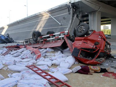 В Китае под тяжестью четырех грузовиков обрушился восьмиполосный мост