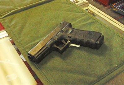 Охранник Митта Ромни случайно оставил свой пистолет в уборной самолета