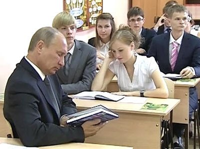 Президент России Владимир Путин сегодня провел урок в московской гимназии