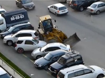 В Барнауле 25-летний водитель погрузчика Тимофей Шадров устроил стрит-рейсинг на парковке (видео)