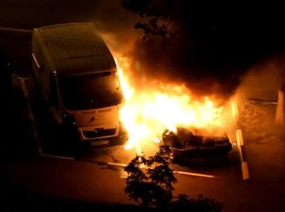 На юго-западе Москвы сгорел автомобиль — «брошенка»