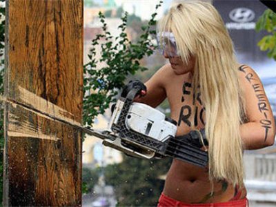 Секстремистки из FEMEN под овации гостей спилили кресты в Нидерландах