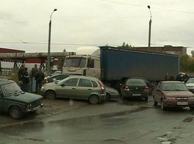 Крупная авария произошла в Ижевске — там МАЗ протаранил сразу 11 машин