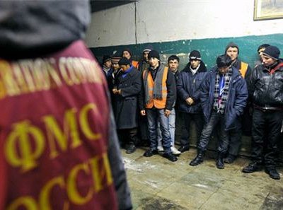 За нападение на полицейских в центре Москвы задержаны 12 мигрантов