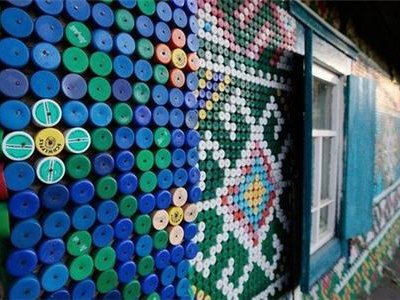 Жительница Красноярска украсила свой старенький дом крышечками от пластиковых бутылок