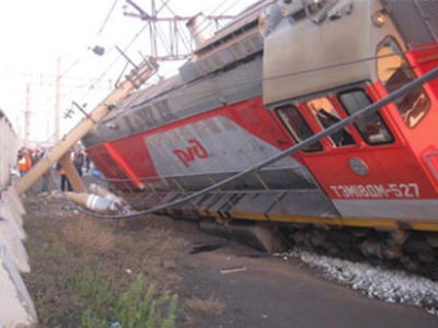 Пассажирский поезд и электровоз столкнулись на станции в Каменск-Уральском