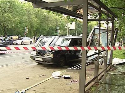 В Екатеринбурге водитель автомобиля Toyota врезался в остановку