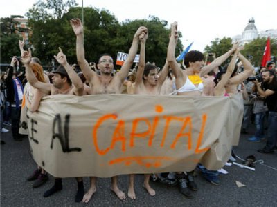 В Португалии десятки тысяч человек вышли на акцию протеста голышом