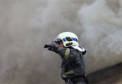 На юге Москвы горит пристройка к 9-этажному зданию общежития