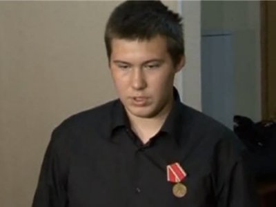В Челябинске наградили школьника, который спас из огня своего брата и двух сестер