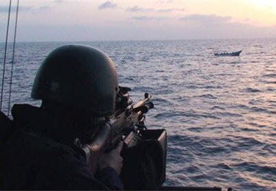 Пираты обстреляли флагман военно-морской группы НАТО у побережья Сомали