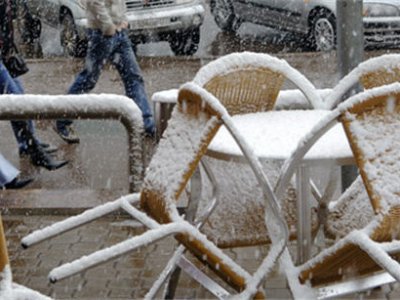 В центре Москвы от тяжести снега упал навес летнего кафе
