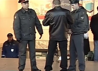 Полицейского разнимавшего дерущихся мужчин, укусили за палец в московском м ...