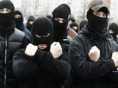 В центре Москвы задержаны 25 человек в черных шинелях со свастикой