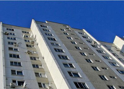 Во Владивостоке местный житель ночью случайно выпал с 20-го этажа и остался ...