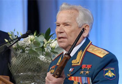 Легендарный конструктор-оружейник Михаил Калашников сегодня отметит 93-летие